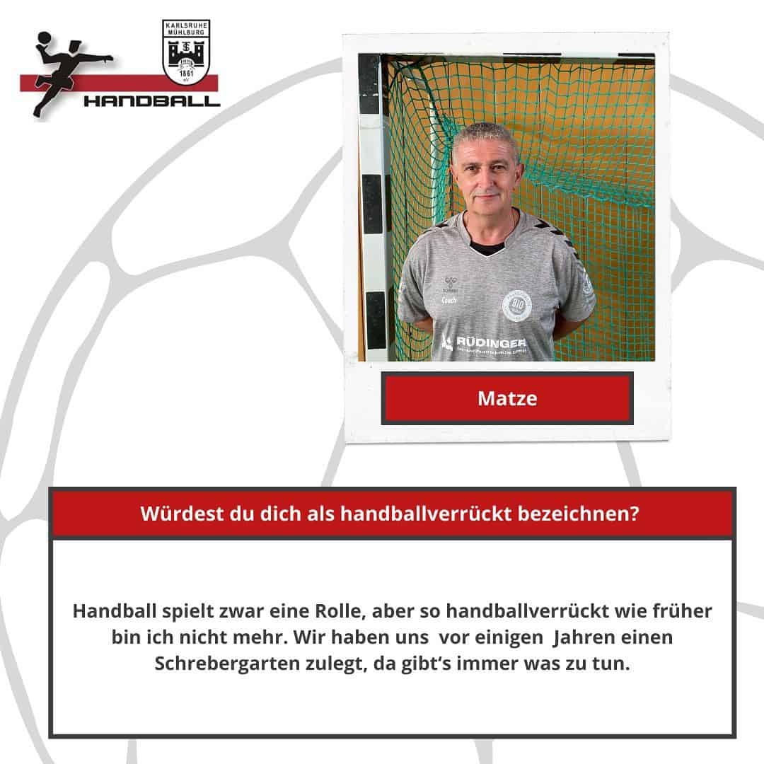 Heute bekommt Ihr einen kleinen Ausschnitt des Interviews mit Matze unserem Spielertrainer der 2.Herren zu lesen.
Das ganze Interview mit Matze könnt ihr ab dem 23./24. September in unserem Hallenheft lesen – erhältlich nur in der Carl-Benz-Halle. Bald gestartet die neue Saison. 🥳
#tsmhandball