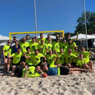 ☀️🏖️ Was für ein Wochenende!
Unsere Damen und Herren waren beim Beach-Handball-Turnier in Neureut am Start. Bei bestem Sommerwetter standen spannende Spiele, jede Menge Spaß und vor allem der Teamgeist im Mittelpunkt. 💙🤾♀️🤾♂️
Danke an alle, die dabei waren.
Wir freuen uns schon aufs nächste Turnier! 💪
#fritschlachwikinger #beachhandball #fun #handball #teamspirit