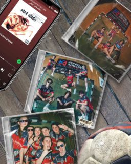 Kein Album aber trotzdem nur Banger. 💿🔥

Unsere Teams haben jetzt ihre eigenen Covers, und natürlich den passenden Sound zum Aufwärmen. 🎧

Welches Cover würdet ihr direkt auf Repeat hören? 👀

Swipe für die einzelnen Editionen.

🎵 Last Resort – Papa Roach
🔗 Spotify-Playlist über den Link in der Bio

#NurBanger #Handball #TeamSoundtrack #Vereinsliebe