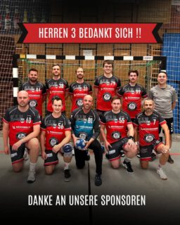 🤾‍♂️ Doppelte Premiere am Samstag! ❤️

Am Samstag gab es gleich zwei besondere Premieren zu feiern: Das erste Spiel unserer neu gemeldeten 3. Herrenmannschaft und der erste Einsatz unseres neuen Trikotsatzes! 🔥👕

Ein riesiges Dankeschön an unsere Trikotsponsoren, die uns bei diesem Schritt unterstützen! 🙌❤️

🙏 Vielen Dank an:
• Fasanenbrot Vollkornbäckerei
• Freundeskreis Fritschlach Wikinger e.V.
• Getränkefachhandel Huditz
• Nicole Becker – Praxis für Ergotherapie
• Rüdinger GmbH & Co. KG

Sportlich hat es zwar noch nicht für den ersten Sieg gereicht, aber wir nehmen die Erfahrung mit und greifen beim nächsten Spiel wieder an! 💪

Danke für eure Unterstützung – gemeinsam für unseren Verein! ❤️

#handball #3herren #premiere #teamgeist #danke